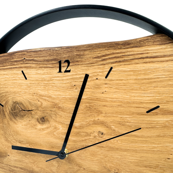 Preview: Zeitlose Wanduhr aus Eichenholz mit präzisem Quarz Uhrwerk Besuchen Sie uns auf Woidladinger.de und entdecken Sie mehr handgefertigte Produkte aus dem Bayerischen Wald!